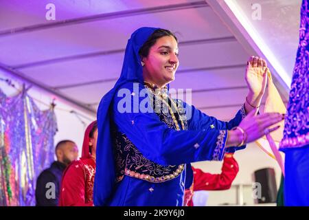 Tänzer auf der Bühne im Regen für eine Divali-Performance in Tooting, London Stockfoto