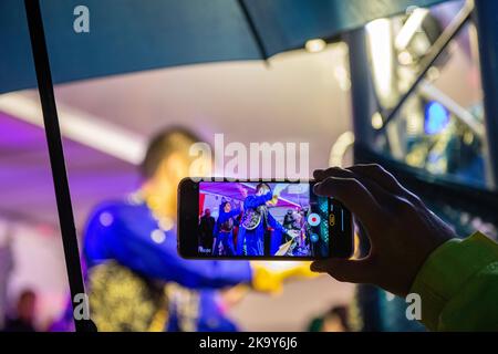 Tänzer auf der Bühne im Regen für eine Divali-Performance in Tooting, London Stockfoto