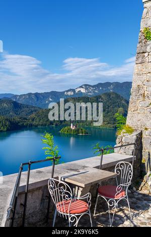 Die Terrasse des Cafés im Schloss Bled mit Blick auf den See und die Insel Bled, den Bleder See, Slowenien Stockfoto