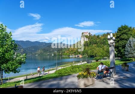 Blick entlang des Seeufer in Richtung Schloss Bled, Dorf Bled, Bleder See, Slowenien Stockfoto