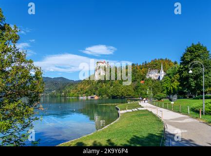 Blick entlang des Seeufer in Richtung Schloss Bled, Dorf Bled, Bleder See, Slowenien Stockfoto