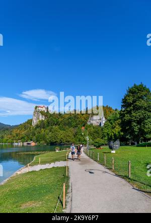 Blick entlang des Seeufer in Richtung Schloss Bled, Dorf Bled, Bleder See, Slowenien Stockfoto