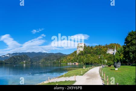 Blick entlang des Seeufer in Richtung Schloss Bled, Dorf Bled, Bleder See, Slowenien Stockfoto