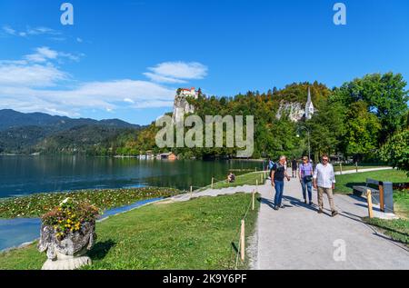 Blick entlang des Seeufer in Richtung Schloss Bled, Dorf Bled, Bleder See, Slowenien Stockfoto