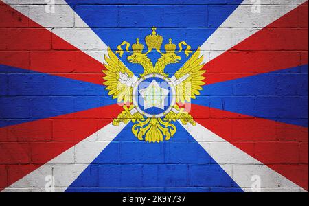 Die Flagge des Auswärtigen Dienstes der Russischen Föderation ist auf einer Ziegelmauer gemalt. Stockfoto