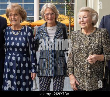 Den Haag, Niederlande. 30. Oktober 2022. Prinzessin Beatrix, Prinzessin Irene und Prinzessin Margriet von den Niederlanden bei Amare in Den Haag, am 30. Oktober 2022, zum Jubiläumskonzert Princess Christina Competition 55 Years Credit: RPE/Netherlands OUT/Point de Vue OUT/dpa/Alamy Live News Stockfoto