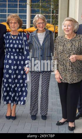 Den Haag, Niederlande. 30. Oktober 2022. Prinzessin Beatrix, Prinzessin Irene und Prinzessin Margriet von den Niederlanden bei Amare in Den Haag, am 30. Oktober 2022, zum Jubiläumskonzert Princess Christina Competition 55 Years Credit: RPE/Netherlands OUT/Point de Vue OUT/dpa/Alamy Live News Stockfoto