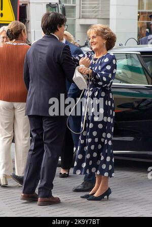 Den Haag, Niederlande. 30. Oktober 2022. Prinzessin Margriet von den Niederlanden wurde am 30. Oktober 2022 von Bernardo Guillermo in Amare in Den Haag begrüßt, um am Jubiläumskonzert des Princess Christina Competition 55 Years teilzunehmen.Quelle: RPE/Netherlands OUT/Point de Vue OUT/dpa/Alamy Live News Stockfoto