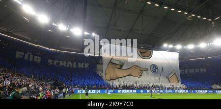 Gelsenkirchen, Deutschland. 30. Okt, 2022. firo : 10/30/2022, Fußball, Fußball, 1. Liga, 1. Bundesliga, Saison 2022/2023, FC Schalke 04 - SC Freiburg Fans Schalke CHOREO/dpa/Alamy Live News Stockfoto