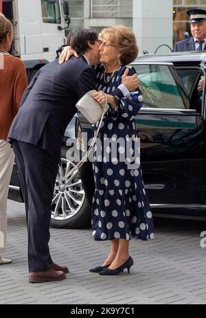 Den Haag, Niederlande. 30. Oktober 2022. Prinzessin Margriet von den Niederlanden wurde am 30. Oktober 2022 von Bernardo Guillermo in Amare in Den Haag begrüßt, um am Jubiläumskonzert des Princess Christina Competition 55 Years teilzunehmen.Quelle: RPE/Netherlands OUT/Point de Vue OUT/dpa/Alamy Live News Stockfoto