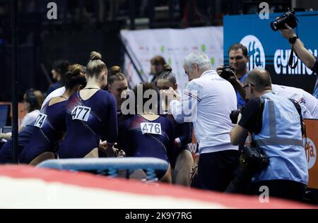 Liverpool, Großbritannien. 30.. Oktober 2022, M&amp;S Bank Arena, Liverpool, England; 2022 World Artistic Gymnastics Championships; das französische Frauenteam feiert nach einer guten Qualifikation Credit: Action Plus Sports Images/Alamy Live News Stockfoto