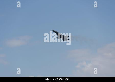 F-16C Block 52 plus Jagdflugzeug, das Flugshow vorführt. HAF Hellenic Air Force Jet des Teams Zeus über Thessaloniki, Griechenland während der Parade vom 28. Oktober Stockfoto