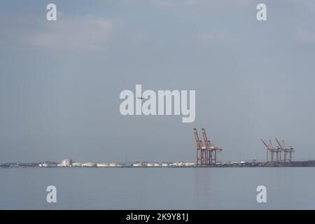 F-16C Block 52 plus Jagdflugzeug, das Flugshow vorführt. HAF Hellenic Air Force Jet des Teams Zeus über Thessaloniki, Griechenland während der Parade vom 28. Oktober Stockfoto