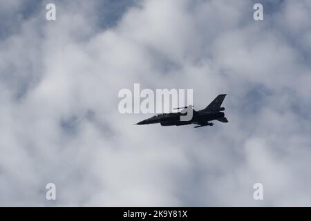 F-16C Block 52 plus Jagdflugzeug, das Flugshow vorführt. HAF Hellenic Air Force Jet des Teams Zeus über Thessaloniki, Griechenland während der Parade vom 28. Oktober Stockfoto