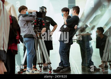 Ein Filmteam, das ein Musikvideo im Museum in Vietnam filmt Stockfoto