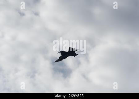 F-16C Block 52 plus Jagdflugzeug, das Flugshow vorführt. HAF Hellenic Air Force Jet des Teams Zeus über Thessaloniki, Griechenland während der Parade vom 28. Oktober Stockfoto