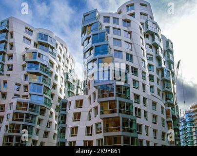 Frank Gehry entwarf den Prospect Place, ein neues Wohngebäude im renovierten Battersea Power Station Reentwicklungsgebiet, Wandsworth, London. Stockfoto