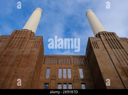 Zwei rekonstruierte Schornsteine des ikonischen, Grade II* gelisteten Battersea Power Station vor blauem Himmel. Stockfoto