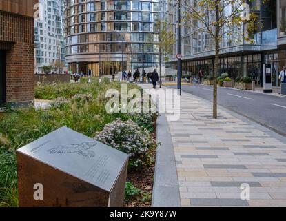 Informationstafel vor dem Kraftwerk Battersea mit einer Peregrine Falcon-Illustration rund um die berühmten Kamine, 101 Meter vom Boden entfernt. Stockfoto