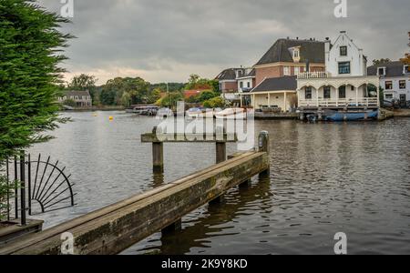 Kleine niederländische Stadt Ouderkerk aan de Amstel vom Ufer der Amstel aus gesehen Stockfoto