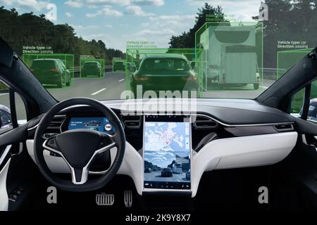 Autonomes Fahrzeugbild mit Systemerkennung von Autos Stockfoto