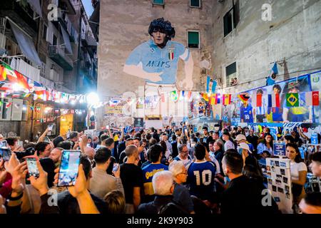 Heute ist für die Neapolitaner Diego Armando Maradona Geburtstag Neapel. Fans ehren Diego Armando Maradona, der fast zwei Jahre nach seinem Tod das historische Wandgemälde in den spanischen Vierteln besucht Stockfoto