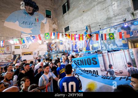 Heute ist für die Neapolitaner Diego Armando Maradona Geburtstag Neapel. Fans ehren Diego Armando Maradona, der fast zwei Jahre nach seinem Tod das historische Wandgemälde in den spanischen Vierteln besucht Stockfoto