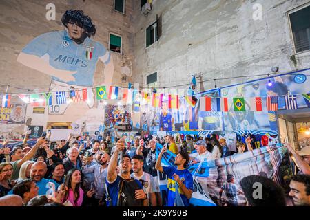 Heute ist für die Neapolitaner Diego Armando Maradona Geburtstag Neapel. Fans ehren Diego Armando Maradona, der fast zwei Jahre nach seinem Tod das historische Wandgemälde in den spanischen Vierteln besucht Stockfoto