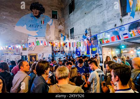 Heute ist für die Neapolitaner Diego Armando Maradona Geburtstag Neapel. Fans ehren Diego Armando Maradona, der fast zwei Jahre nach seinem Tod das historische Wandgemälde in den spanischen Vierteln besucht Stockfoto