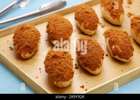 Hausgemachte chinesische Schweinefleischflossen-Brötchen auf einem Holztablett Stockfoto