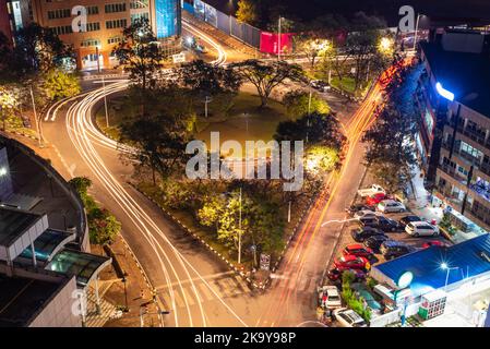 Kigali, Ruanda - 17 2022. August: Nächtlicher Kreisverkehr im Herzen des Stadtzentrums, umgeben von Gebäuden. Stockfoto