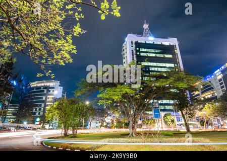 Kigali, Ruanda - 19 2022. August: Das Stadtzentrum von Kigali wird nachts mit der Pension Plaza beleuchtet. Stockfoto