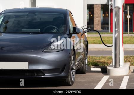 Elektroauto mit Ladestation Stockfoto