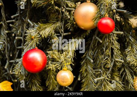 Horizontales Nahaufnahme eines verzierten Weihnachtsbaums mit Weihnachtskugeln Stockfoto