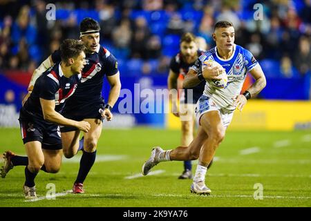 Samoas Danny Levi (rechts) bricht während des Rugby-League-Weltcup-Spiels der Gruppe A im Halliwell Jones Stadium, Warrington, aus. Bilddatum: Sonntag, 30. Oktober 2022. Stockfoto
