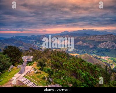 Luftaufnahme von Mirador del Fitu in Asturien, Spanien. Stockfoto