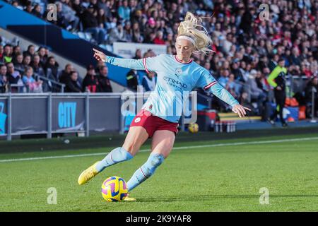 Manchester, Großbritannien. 30. Oktober 2022. Manchester, England, 30. 2022. Oktober: Chloe Kelly (9 Manchester City) kreuzt den Ball während des Barclays FA Womens Super League-Spiels zwischen Manchester City und Liverpool im Academy Stadium in Manchester, England (Natalie Mincher/SPP) Credit: SPP Sport Press Photo. /Alamy Live News Stockfoto