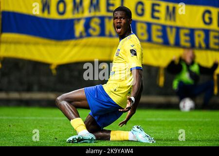 Beverens Thierno Barry feiert am Sonntag, den 30. Oktober 2022, in Beveren-Waas, am 11. Tag der 'Challenger Pro League' 1B. Division der belgischen Meisterschaft 2022-2023, nach einem Treffer bei einem Fußballspiel zwischen SK Beveren und Jong Genk. BELGA FOTO TOM GOYVAERTS Stockfoto