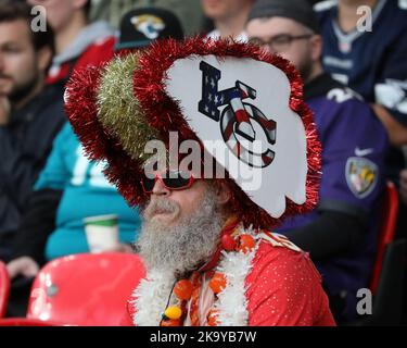 London, Großbritannien. 30. Oktober 2022. Ein NFL-Fan beobachtet die Denver Broncos in ihrem Spiel gegen Jacksonville Jaguars beim Spiel der NFL International Series am Sonntag, den 30. Oktober 2022 in Wembley in London. Broncos gewann das Spiel mit 21:17. Foto von Hugo Philpott/UPI Credit: UPI/Alamy Live News Stockfoto