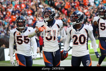 London, Großbritannien. 30. Oktober 2022. Denver Broncos Justin Simmons fängt den Ball in ihrem Spiel gegen Jacksonville Jaguars beim Spiel der NFL International Series am Sonntag, den 30. Oktober 2022, in Wembley in London ab. Broncos gewann das Spiel mit 21:17. Foto von Hugo Philpott/UPI Credit: UPI/Alamy Live News Stockfoto