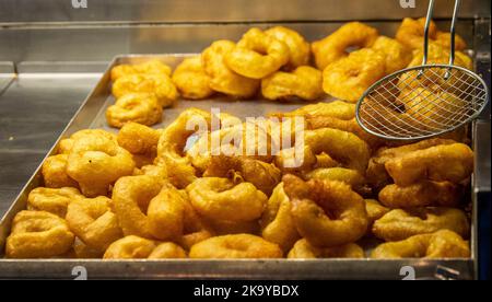 Frisch gebratene griechische Donuts aus einem griechischen Lebensmittelgeschäft Stockfoto