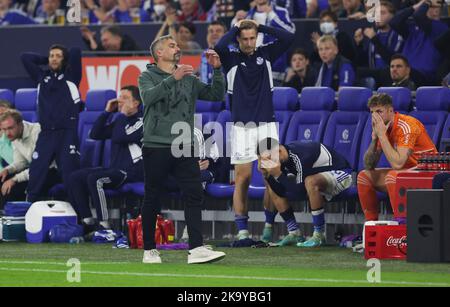 Gelsenkirchen, Deutschland. 30. Okt, 2022. firo : 30.. Oktober 2022, Fußball, Fußball, 1. Liga, 1. Bundesliga, Saison 2022/2023, FC Schalke 04 - SC Freiburg 0: 2 Trainer Thomas REIS, Schalke, Enttäuschung, auf der Bank POLTER, KARAMAN, FAHRMANN/dpa/Alamy Live News Stockfoto