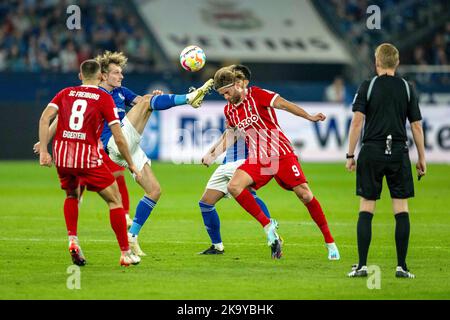 Gelsenkirchen, Deutschland. 30. Oktober 2022. Fußball: Bundesliga, FC Schalke 04 - SC Freiburg, Matchday 12, Veltins Arena: Schalkes Alex Kral (l.) und Freiburgs Lucas Höler kämpfen um den Ball. Kredit: David Inderlied/dpa - WICHTIGER HINWEIS: Gemäß den Anforderungen der DFL Deutsche Fußball Liga und des DFB Deutscher Fußball-Bund ist es untersagt, im Stadion und/oder vom Spiel aufgenommene Fotos in Form von Sequenzbildern und/oder videoähnlichen Fotoserien zu verwenden oder zu verwenden./dpa/Alamy Live News Stockfoto