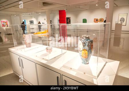 Grayson Perry, der als Junge aufgewachsen ist, 2000 ausgestellt in der Gallery of Modern Art ( Goma) 111 Queen St, Royal Exchange Square, Glasgow, Schottland. Stockfoto