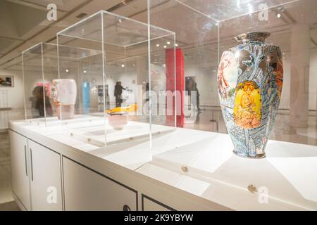 Grayson Perry, der als Junge aufgewachsen ist, 2000 ausgestellt in der Gallery of Modern Art ( Goma) 111 Queen St, Royal Exchange Square, Glasgow, Schottland. Stockfoto