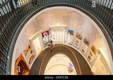 Geländer in der Gallery of Modern Art ( Goma) 111 Queen St, Royal Exchange Square, Glasgow, Schottland. Stockfoto