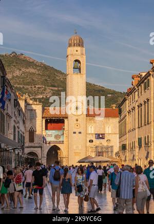 DUBROVNIK, KROATIEN, EUROPA - Fußgänger wandern entlang der Stradun in der ummauerten Festungsstadt Dubrovnik. Stockfoto