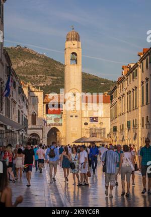 DUBROVNIK, KROATIEN, EUROPA - Fußgänger wandern entlang der Stradun in der ummauerten Festungsstadt Dubrovnik. Stockfoto