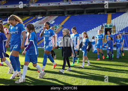 Birmingham, Großbritannien. 30. Oktober 2022. Maskottchen vor dem Spiel der FA Women's Championship Birmingham City Women vs Sheffield United Women in St Andrews, Birmingham, Großbritannien, 30.. Oktober 2022 (Foto von Simon Bissett/News Images) Credit: News Images LTD/Alamy Live News Stockfoto