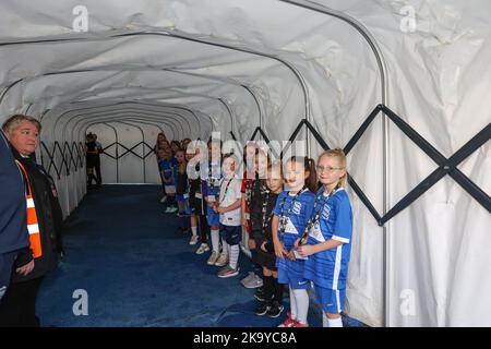 Birmingham, Großbritannien. 30. Oktober 2022. Maskottchen vor dem Spiel der FA Women's Championship Birmingham City Women vs Sheffield United Women in St Andrews, Birmingham, Großbritannien, 30.. Oktober 2022 (Foto von Simon Bissett/News Images) Credit: News Images LTD/Alamy Live News Stockfoto